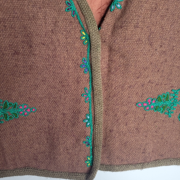 Vintage brown wool vest with embroidery - Picture 10 of 16